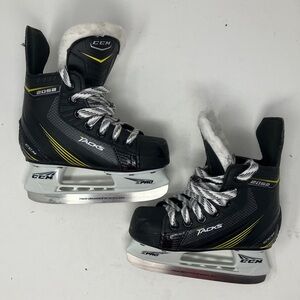 CCM Tacks 2052 Youth Ice Hockey Skates Size 11D - Black/Yellow